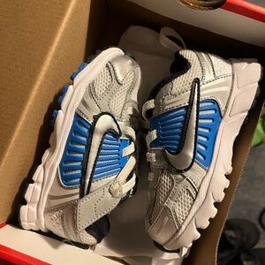 Nike Kids Gray and Blue Vomero 5 Sneakers